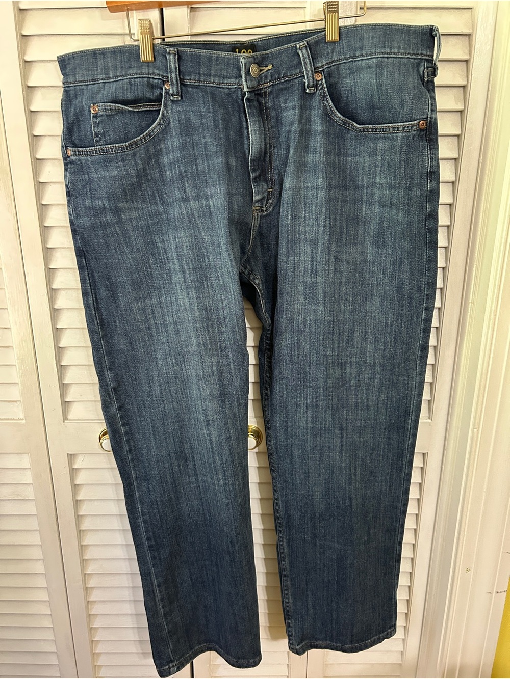 Lee  Classic Men's Straight-Leg Jeans in Medium Blue Regular Fit Size 38 X 29